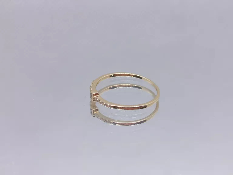 DELIKATNY ZŁOTY PIERŚCIONEK Z CYRKONIAMI 0,91 G.