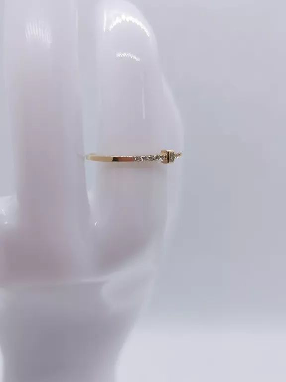 DELIKATNY ZŁOTY PIERŚCIONEK Z CYRKONIAMI 0,91 G.