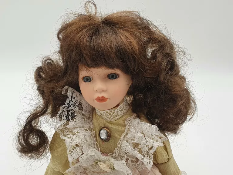 PORCELANOWA LALKA W ZÓŁTEJ SUKIENCE Z NASZYJNIKIE