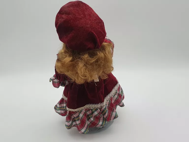 PORCELANOWA LALKA W CZERWONEJ SUKNI Z BERETEM 32C