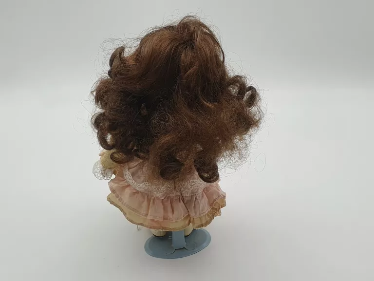 PORCELANOWA LALKA W ZÓŁTEJ SUKIENCE Z NASZYJNIKIE