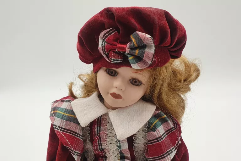 PORCELANOWA LALKA W CZERWONEJ SUKNI Z BERETEM 32C
