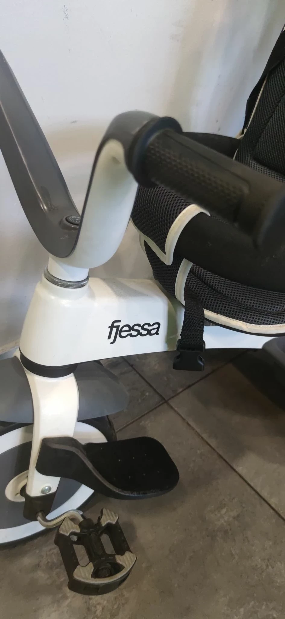 fjessa-city-grafitowy-rowerek-trojkolowy-ean-gtin-5902767109987