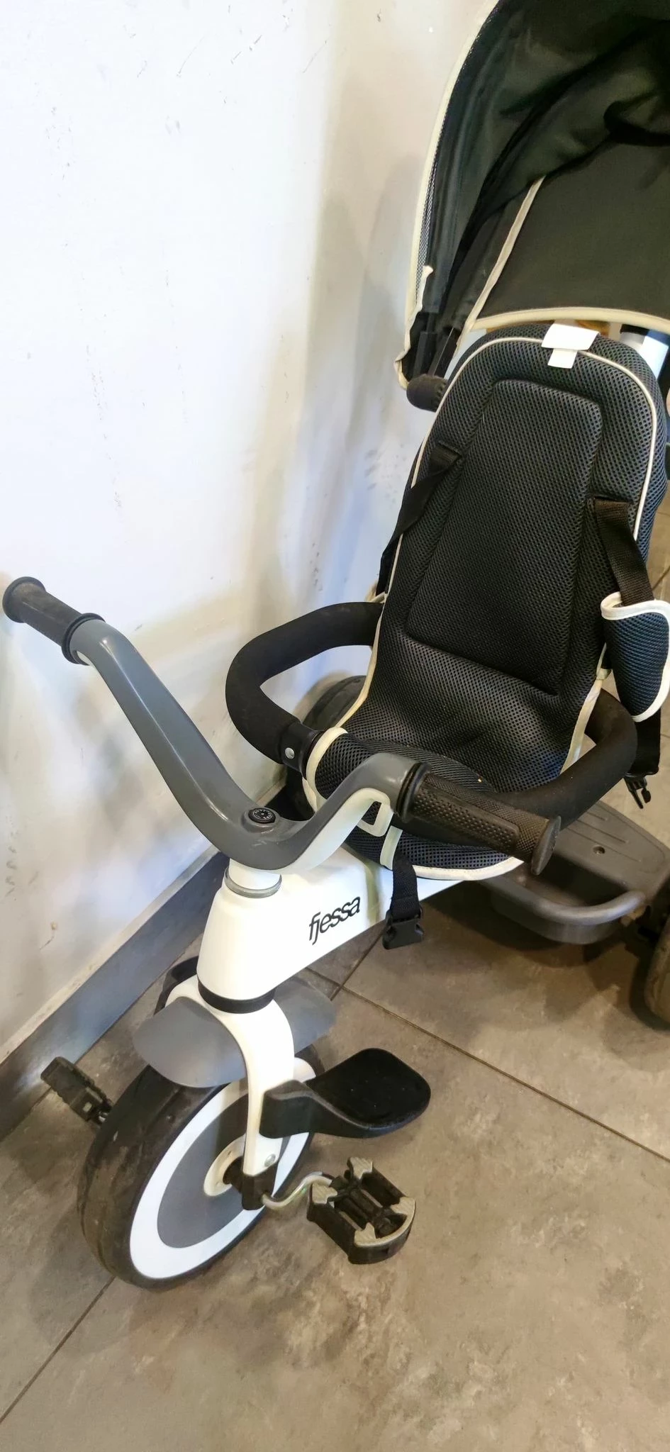 fjessa-city-grafitowy-rowerek-trojkolowy-marka-fjessa