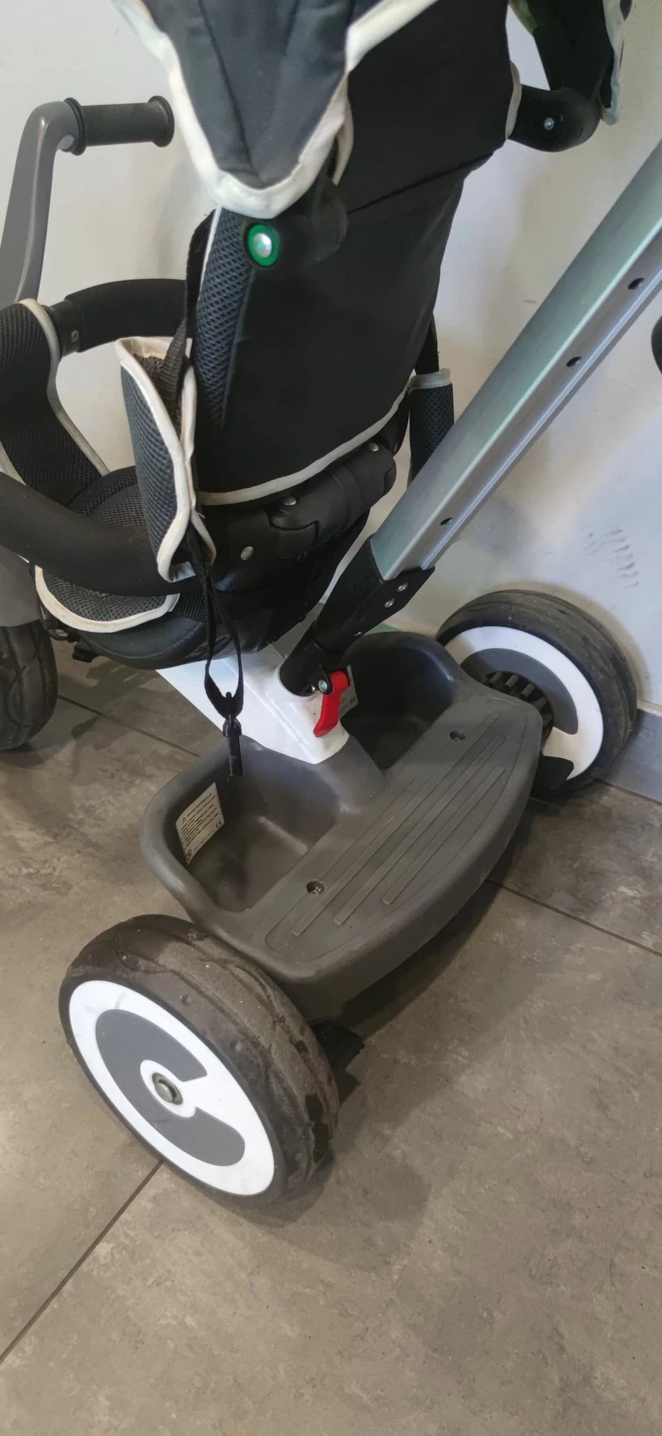 fjessa-city-grafitowy-rowerek-trojkolowy-kolor-czarny