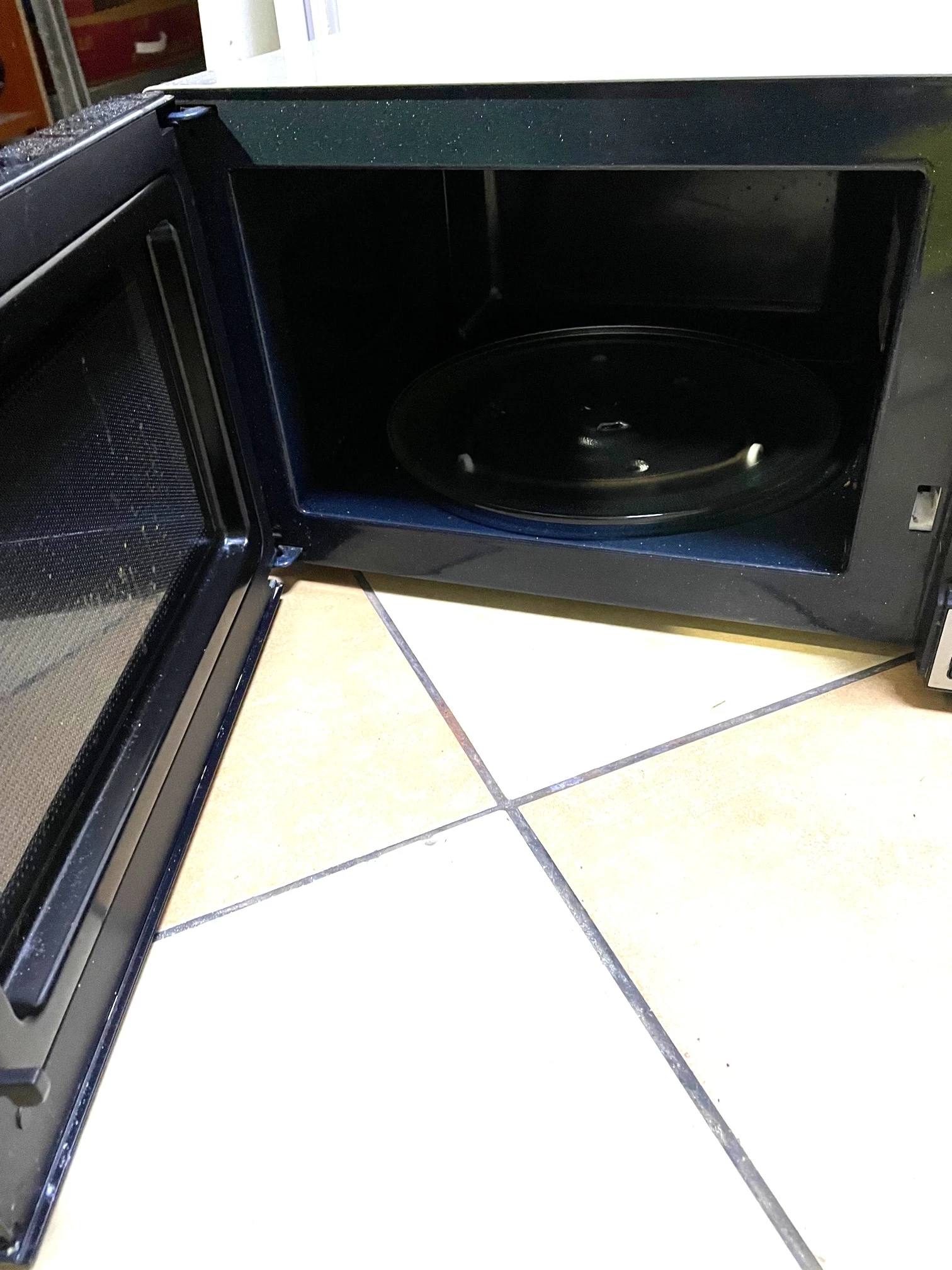 mikrofala-samsung-me83m-pojemnosc-23