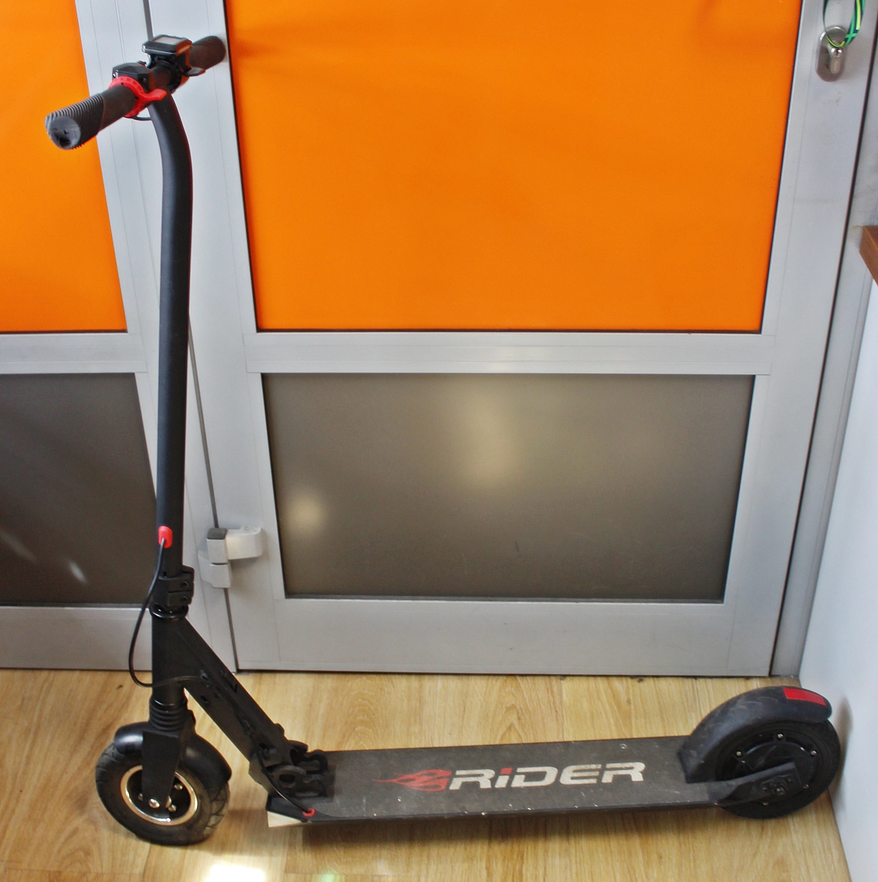 hulajnoga-elektryczna-rider-freak-czarna-glogowska-160-poznan