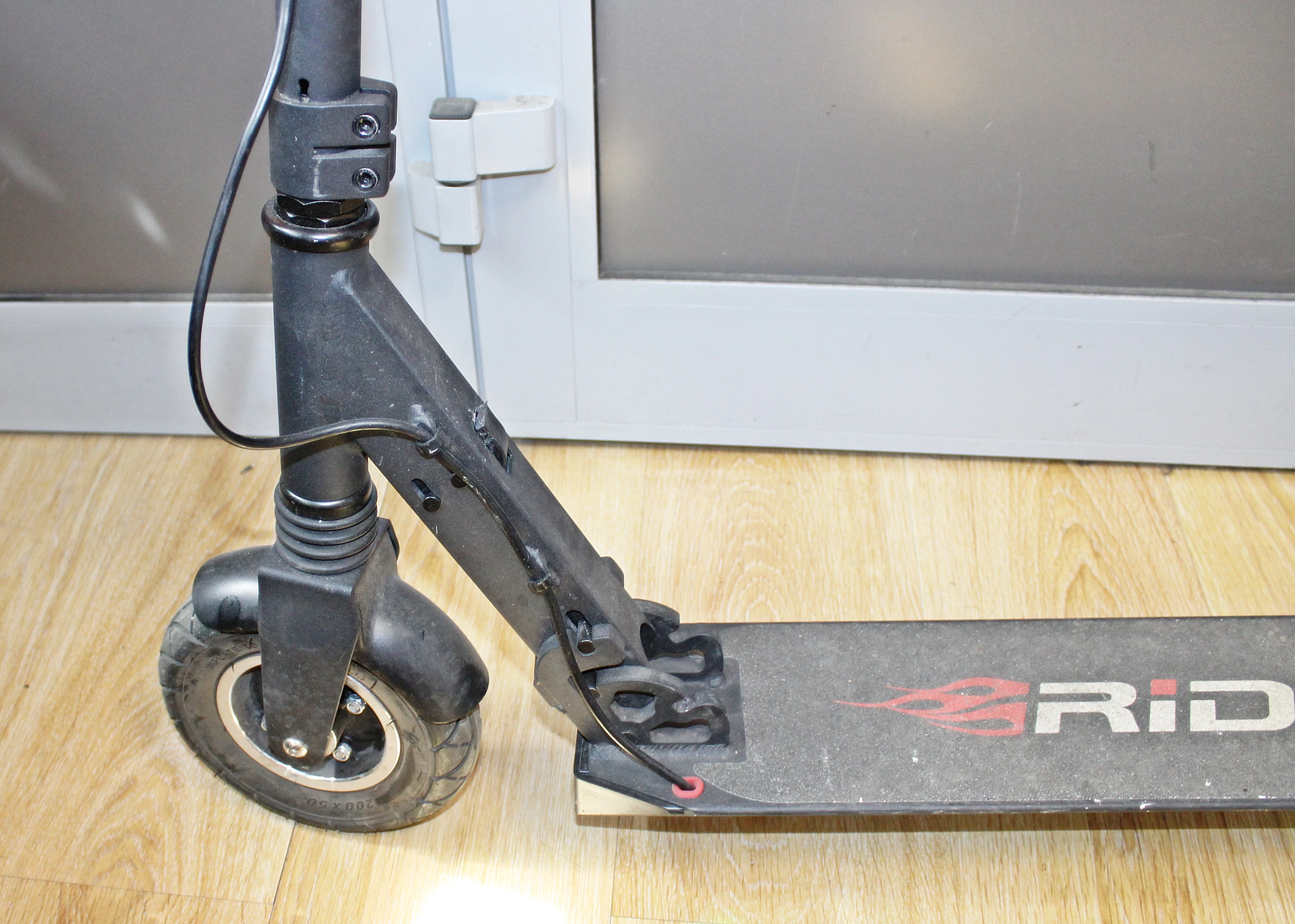 hulajnoga-elektryczna-rider-freak-czarna-marka-rider