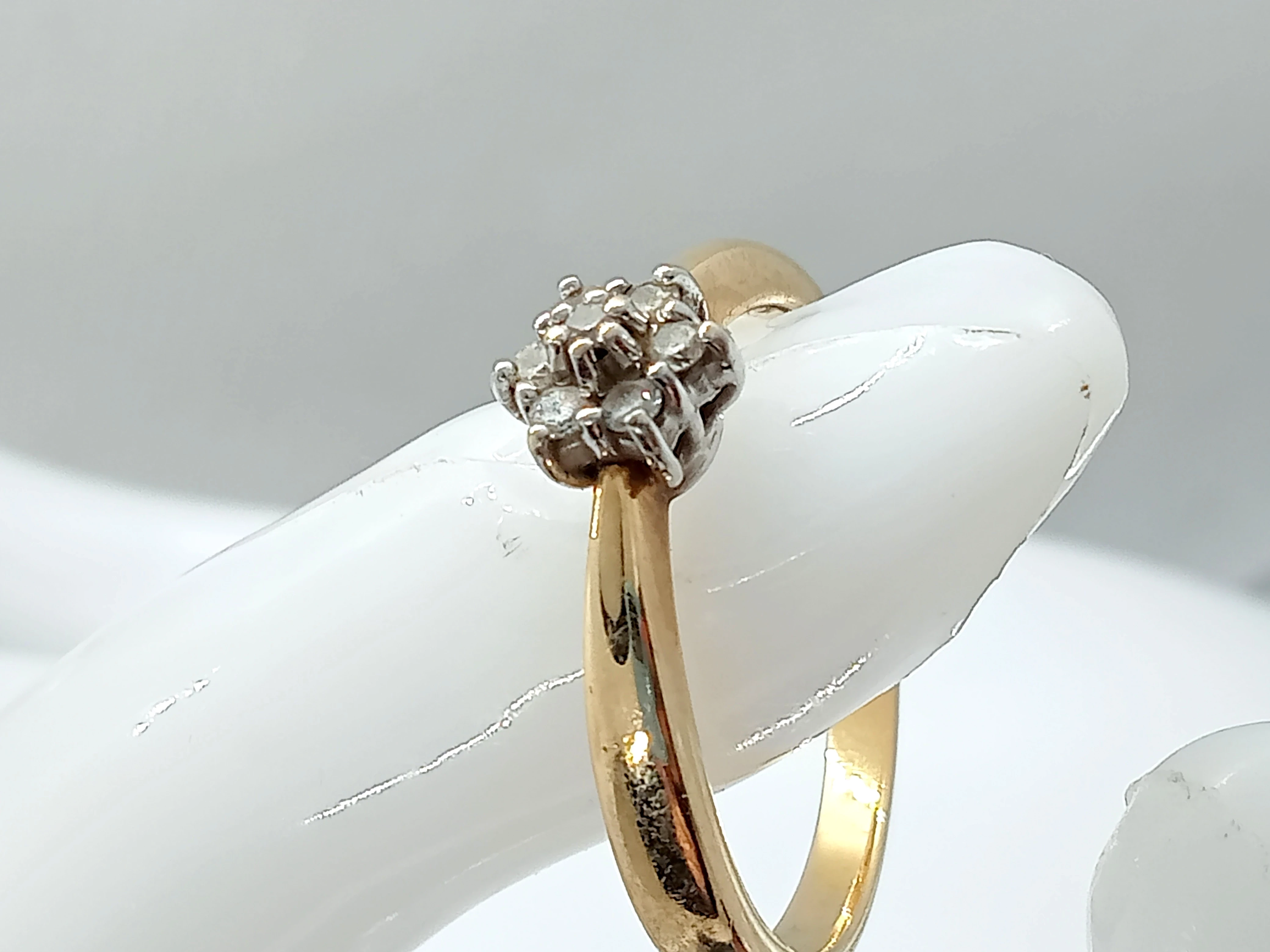 zloty-pierscionek-z-cyrkoniami-kwiatek-585-stan-uzywany