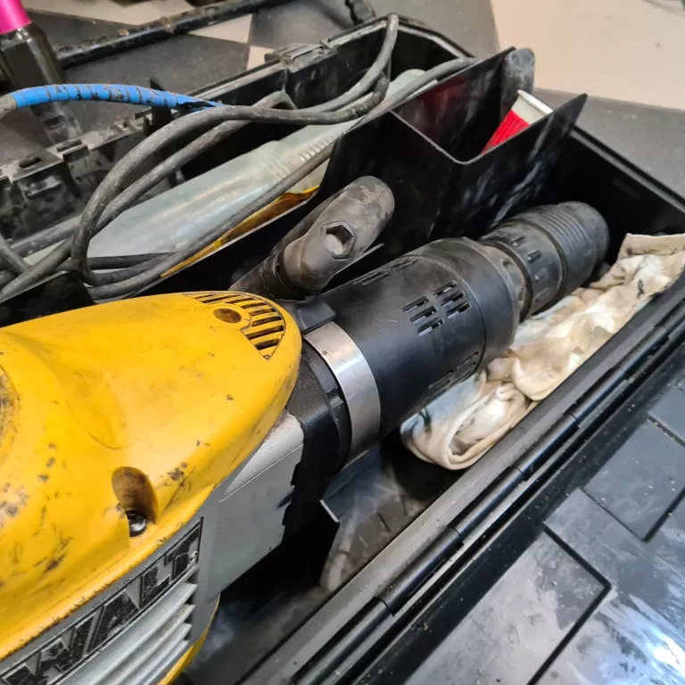 MŁOT WYBURZENIOWY DEWALT D25941 @ WALIZKA