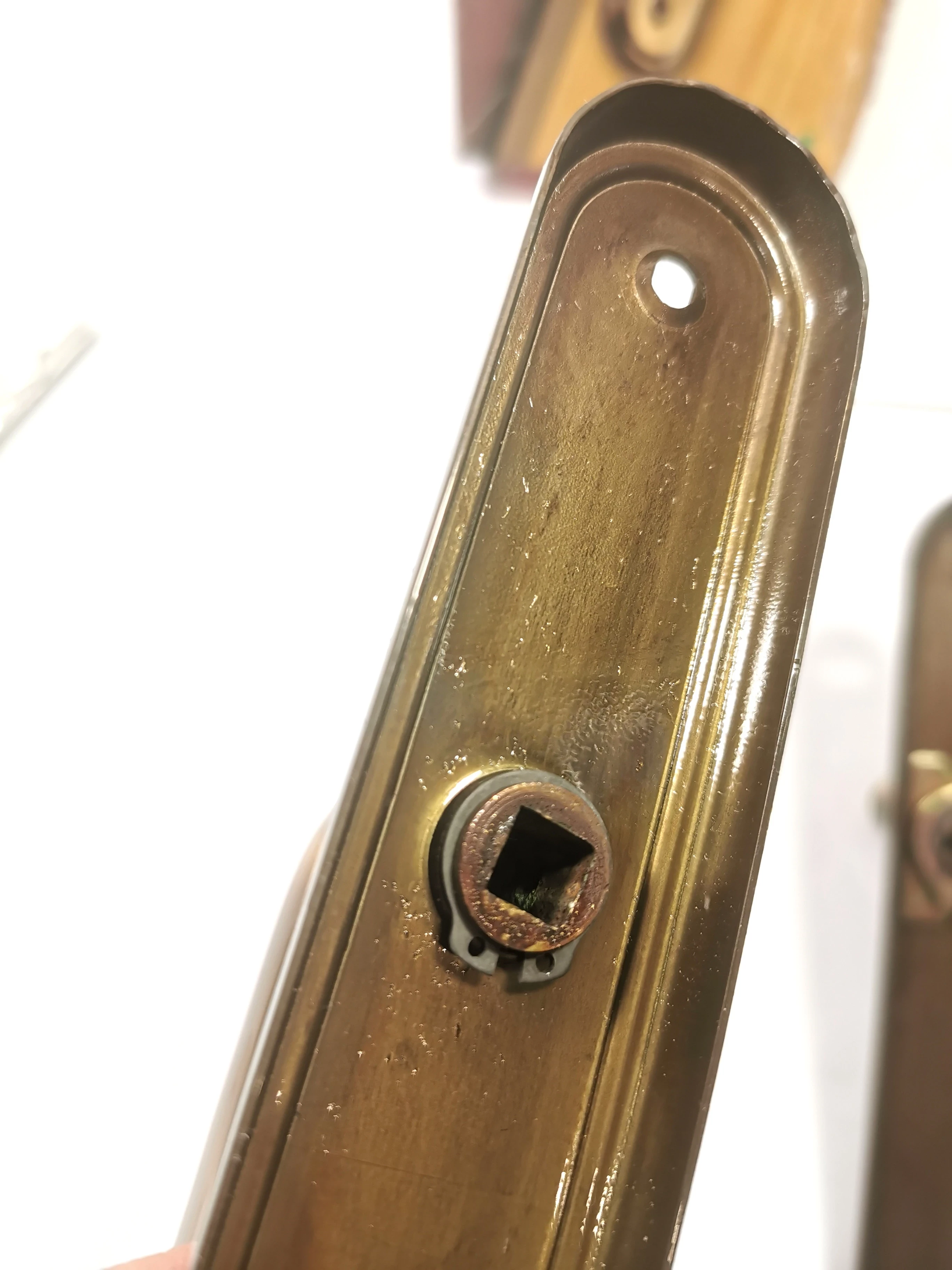 klamka-z-dlugim-szyldem-lyzeczka-mosiadz-platyn-kolor-inny-kolor