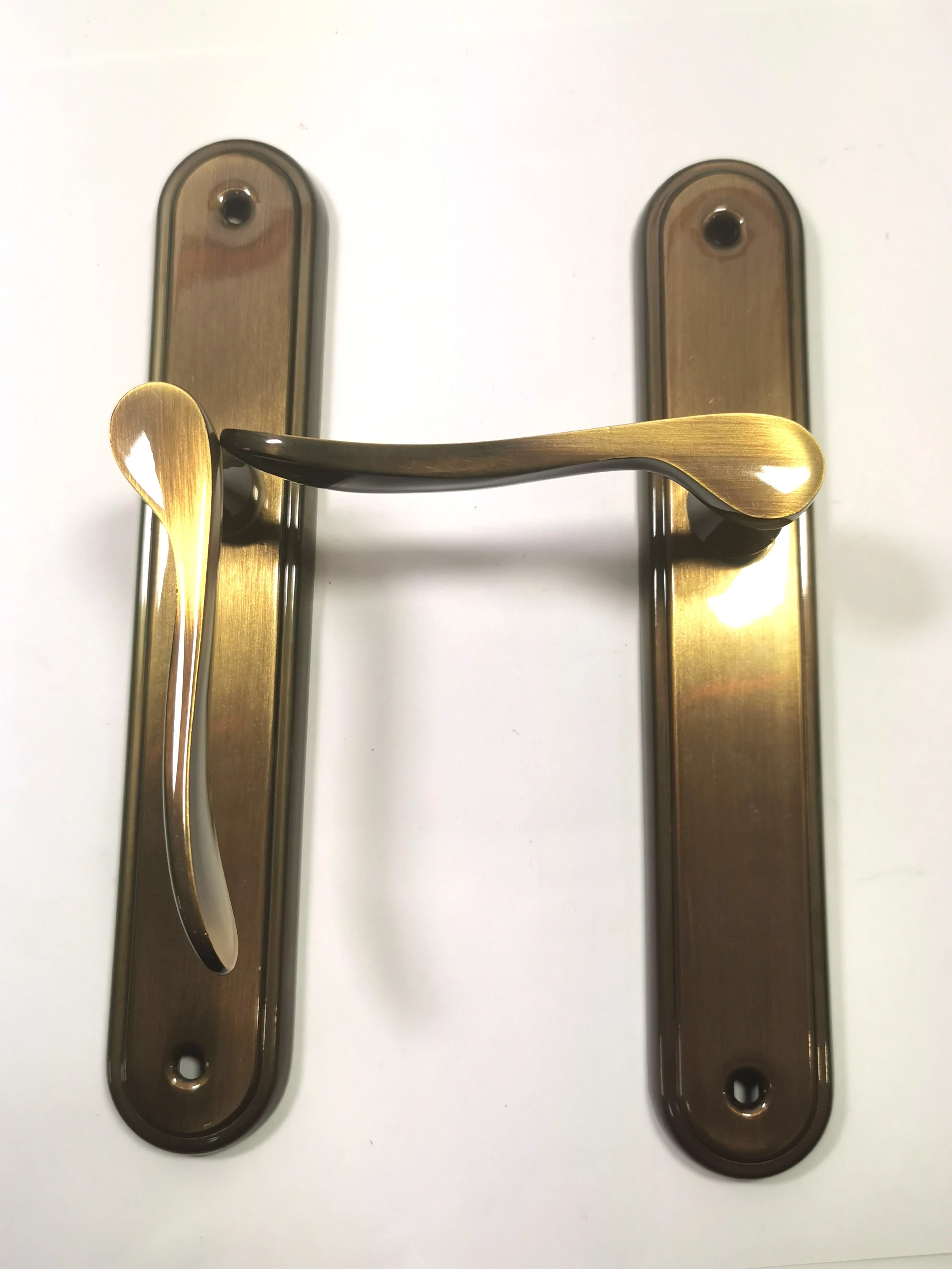 klamka-z-dlugim-szyldem-lyzeczka-mosiadz-platyn-rodzaj-klamka-wewnetrzna