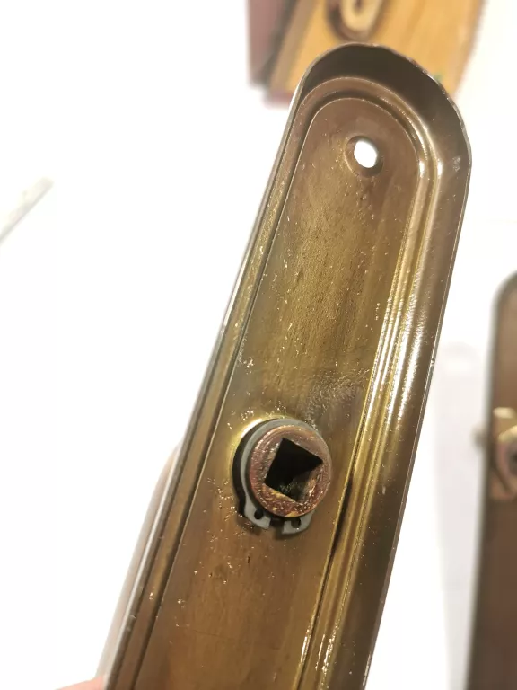 klamka-z-dlugim-szyldem-lyzeczka-mosiadz-platyn-kolor-inny-kolor