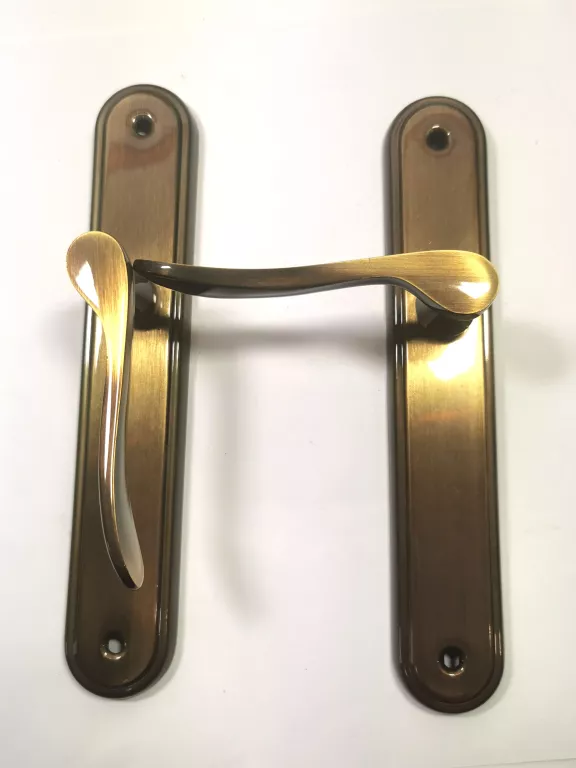 klamka-z-dlugim-szyldem-lyzeczka-mosiadz-platyn-rodzaj-klamka-wewnetrzna