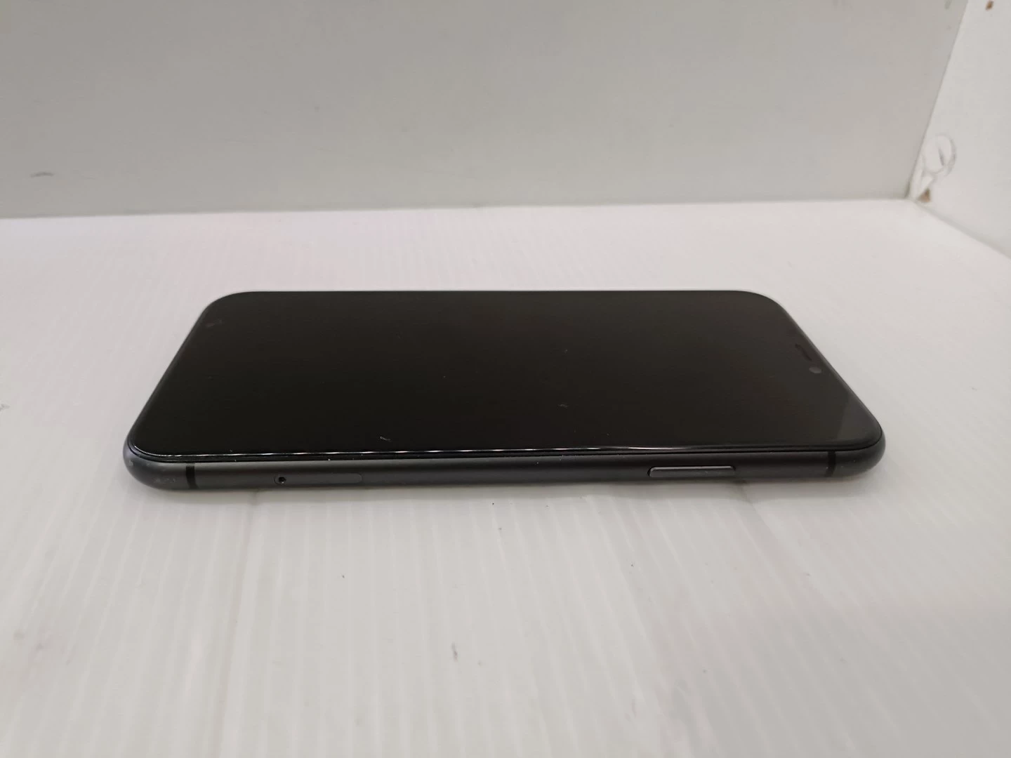 telefon-apple-iphone-11-bateria-84-pamiec-ram-4-gb