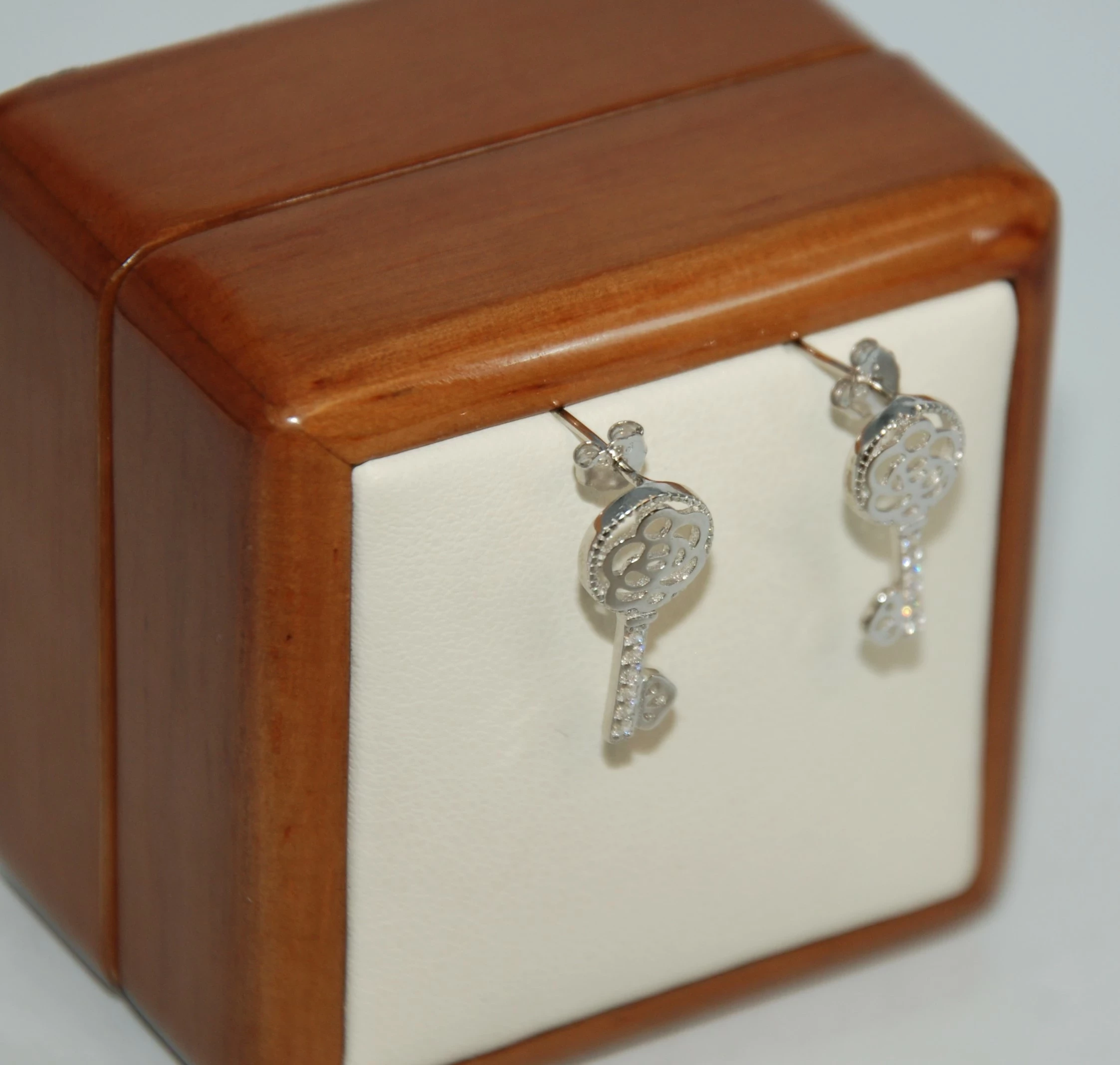 srebrne-kolczyki-925-klucze-ean-gtin-4526546174921