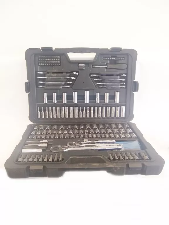 zestaw-kluczy-nasadowych-stanley-walizka-marka-stanley