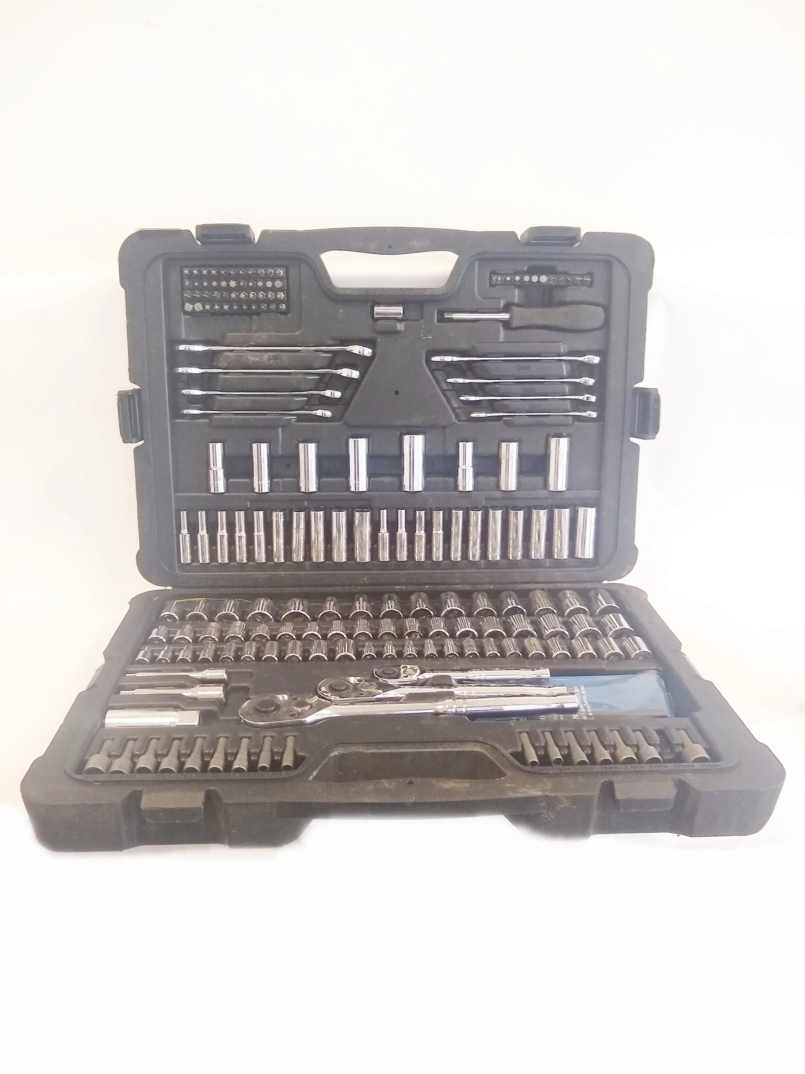 zestaw-kluczy-nasadowych-stanley-walizka-marka-stanley