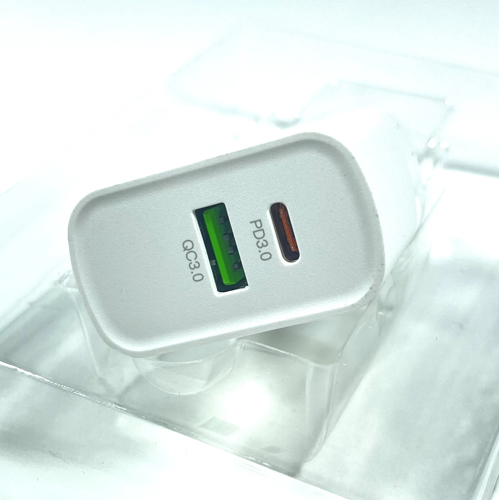 szybka-ladowarka-fast-18w-usb-c-i-usb-do-iphone-kod-producenta-6920680869930