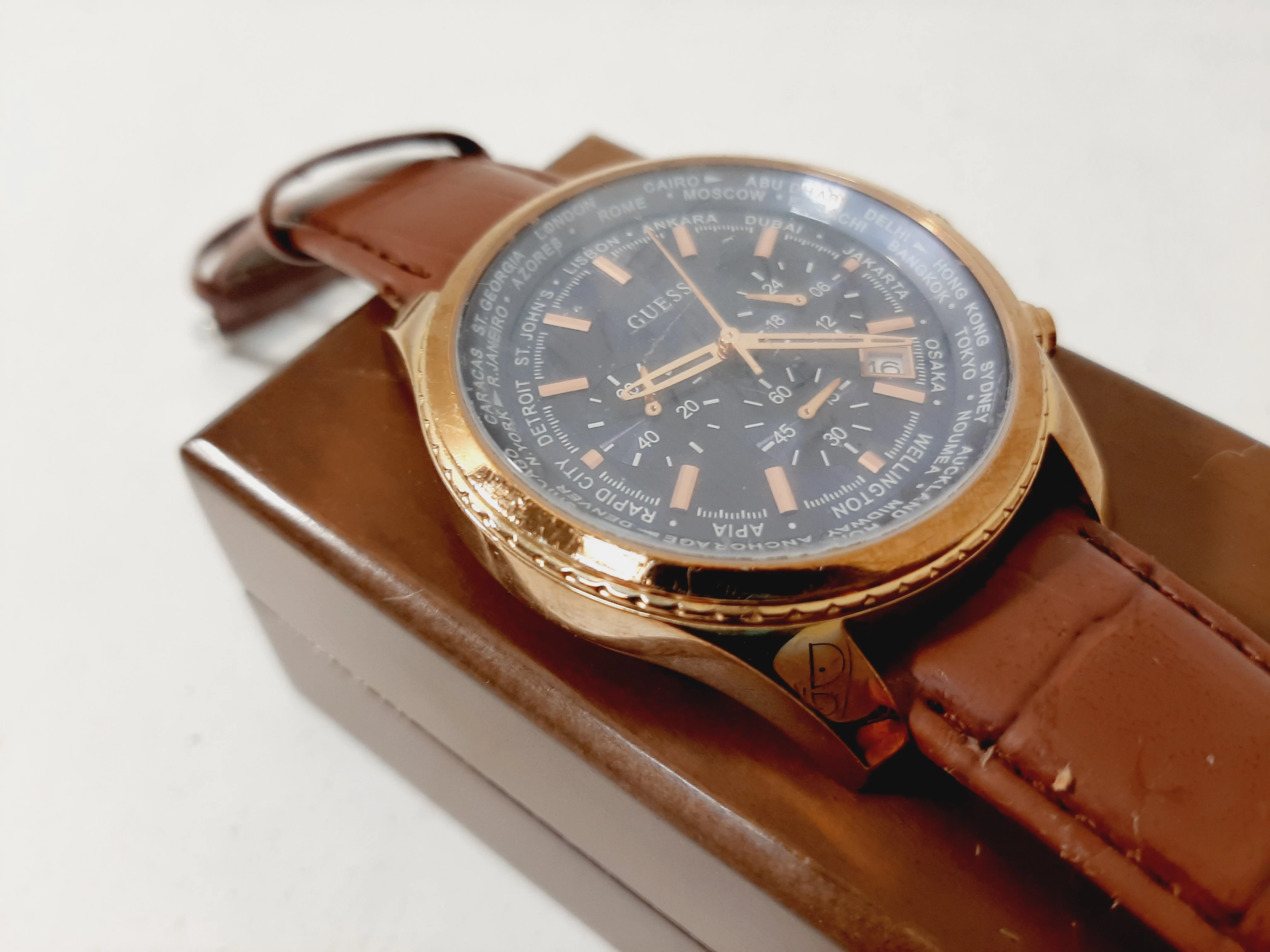 zegarek-meski-guess-w0500g1-ksztalt-koperty-okragla