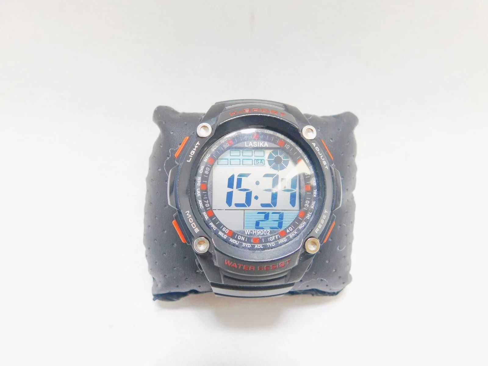 zegarek-meski-nareczny-lasika-czarny-ksztalt-koperty-okragla