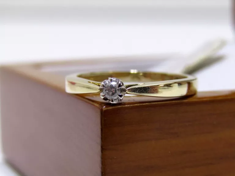 PRZEPIĘKNY ZŁOTY PIERŚCIONEK Z BRYLANTEM 585 R11