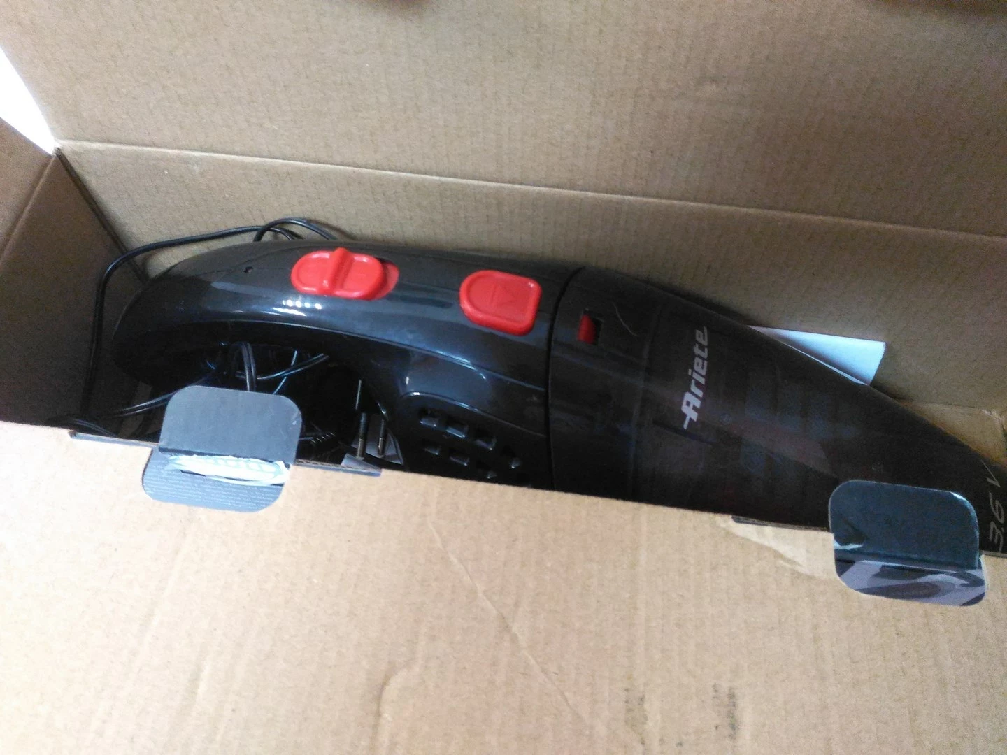 odkurzacz-ariete-2474-wet-dry-pojemnosc-zbiornika-na-kurz-04