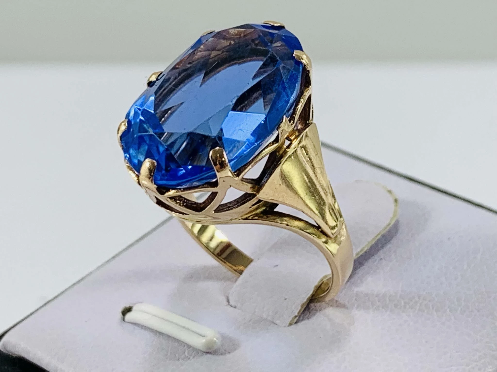 piekny-zloty-pierscionek-z-szafirem-854g-585-r16-cechy-brak