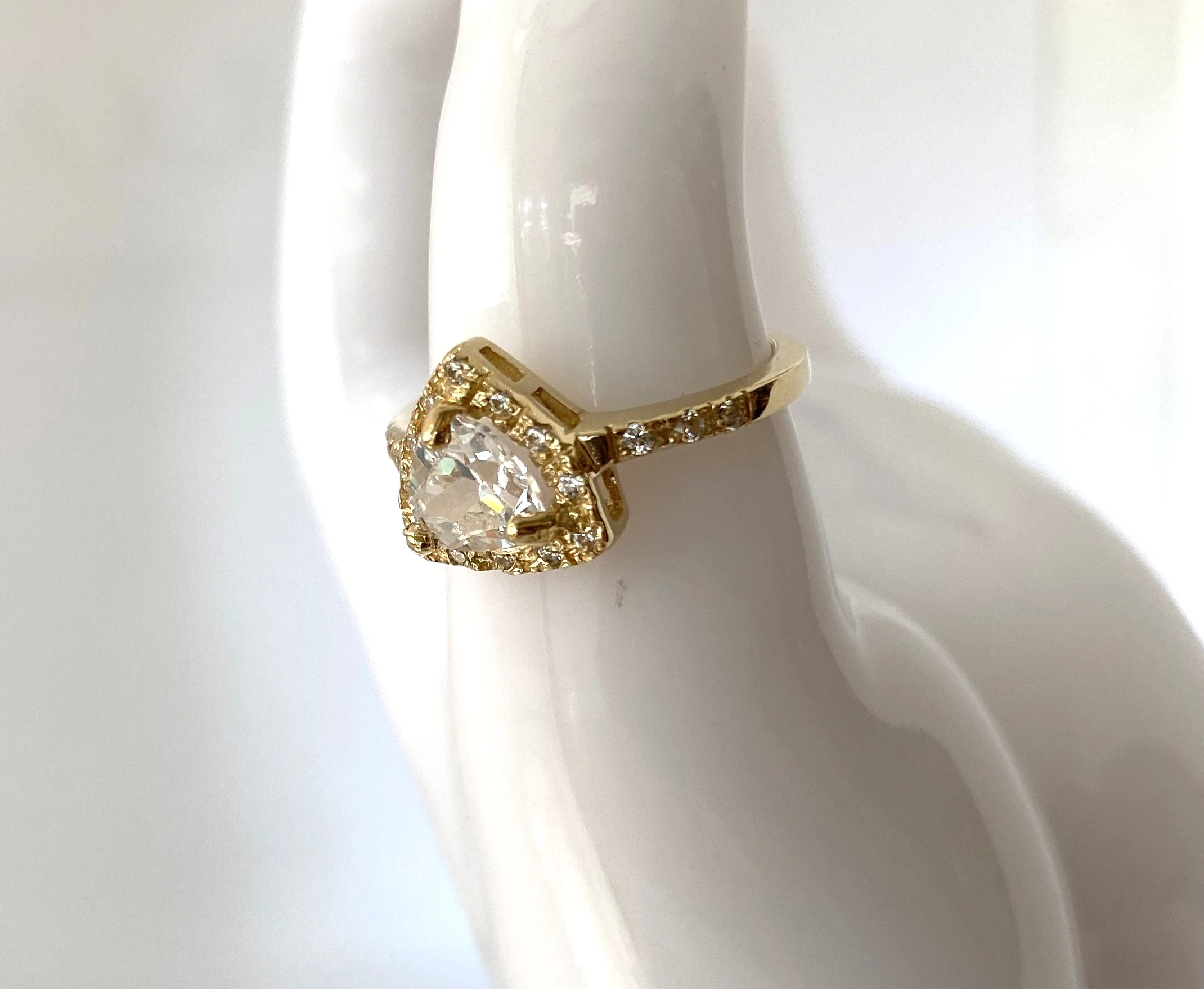 zloty-pierscionek-trojkat-z-cyrkoniami-585r15-kamien-cyrkonia