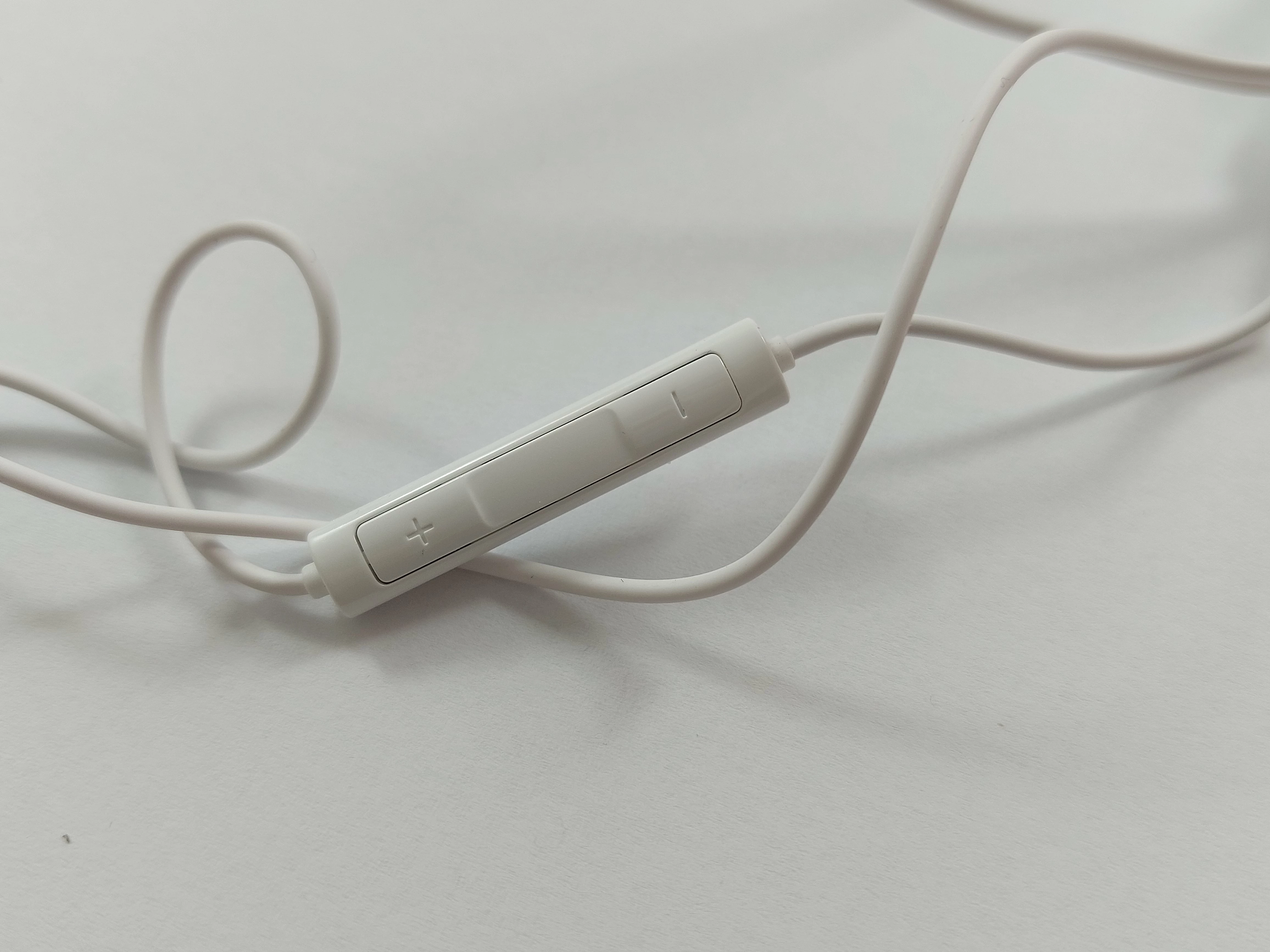 sluchawki-douszne-biale-usb-c-model-250441-1920803