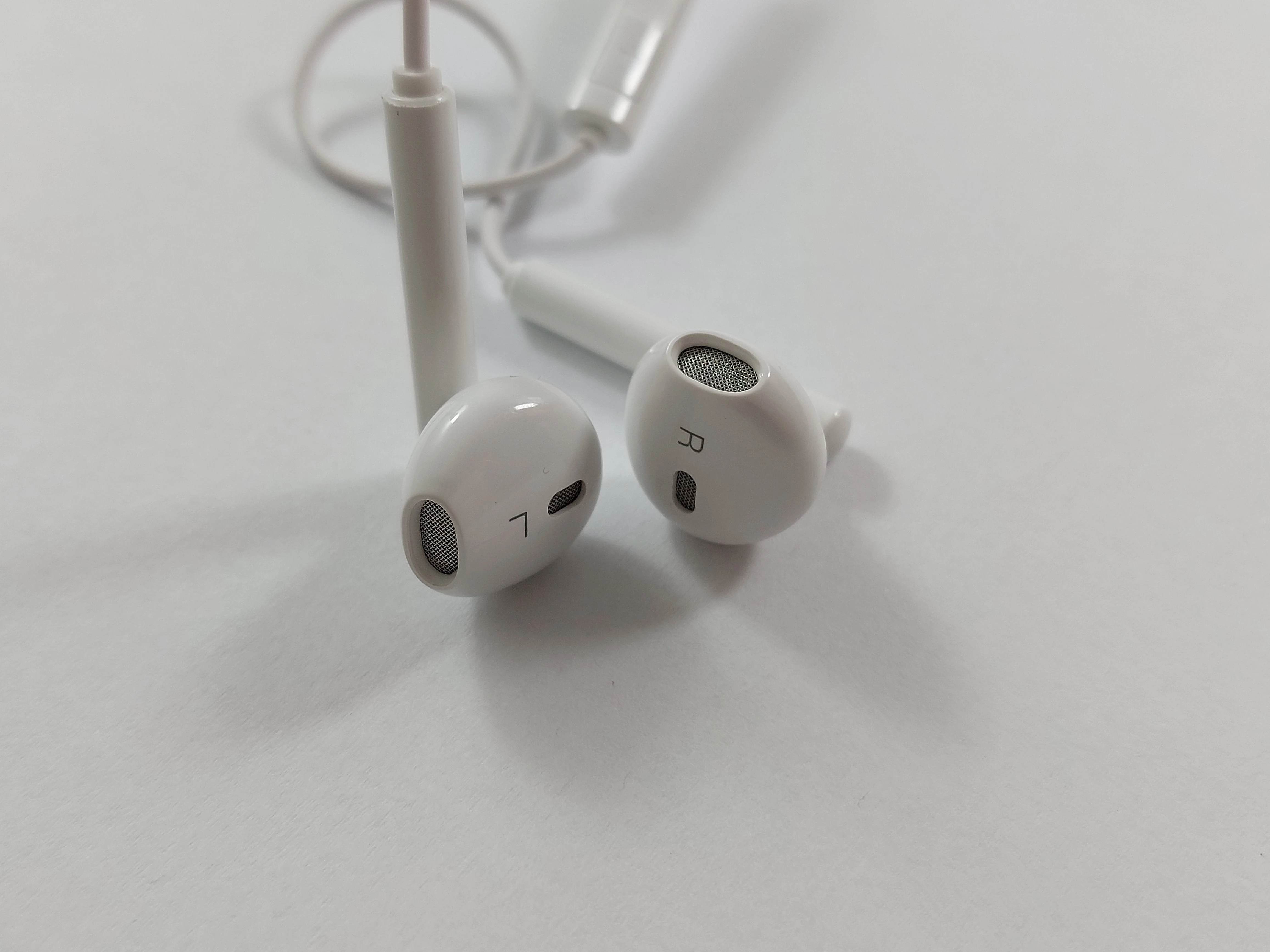 sluchawki-douszne-biale-usb-c-ean-gtin-5904238702352