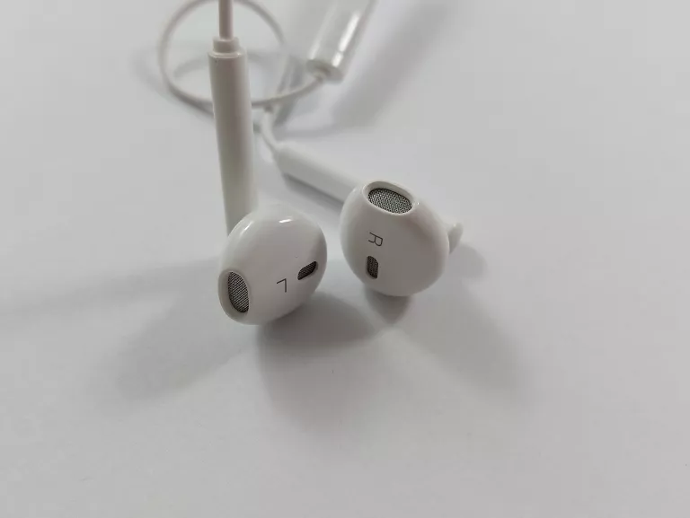 sluchawki-douszne-biale-usb-c-ean-gtin-5904238702352