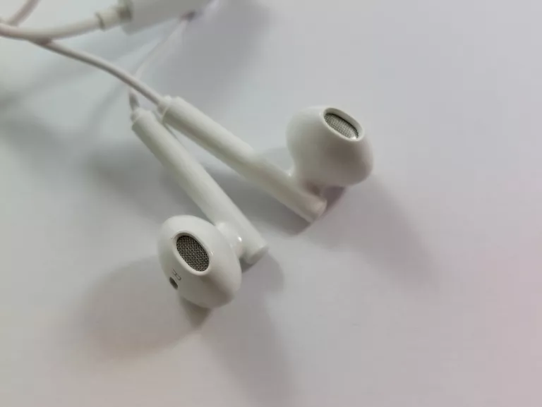 sluchawki-douszne-biale-usb-c-kolor-dominujacy-129357-2