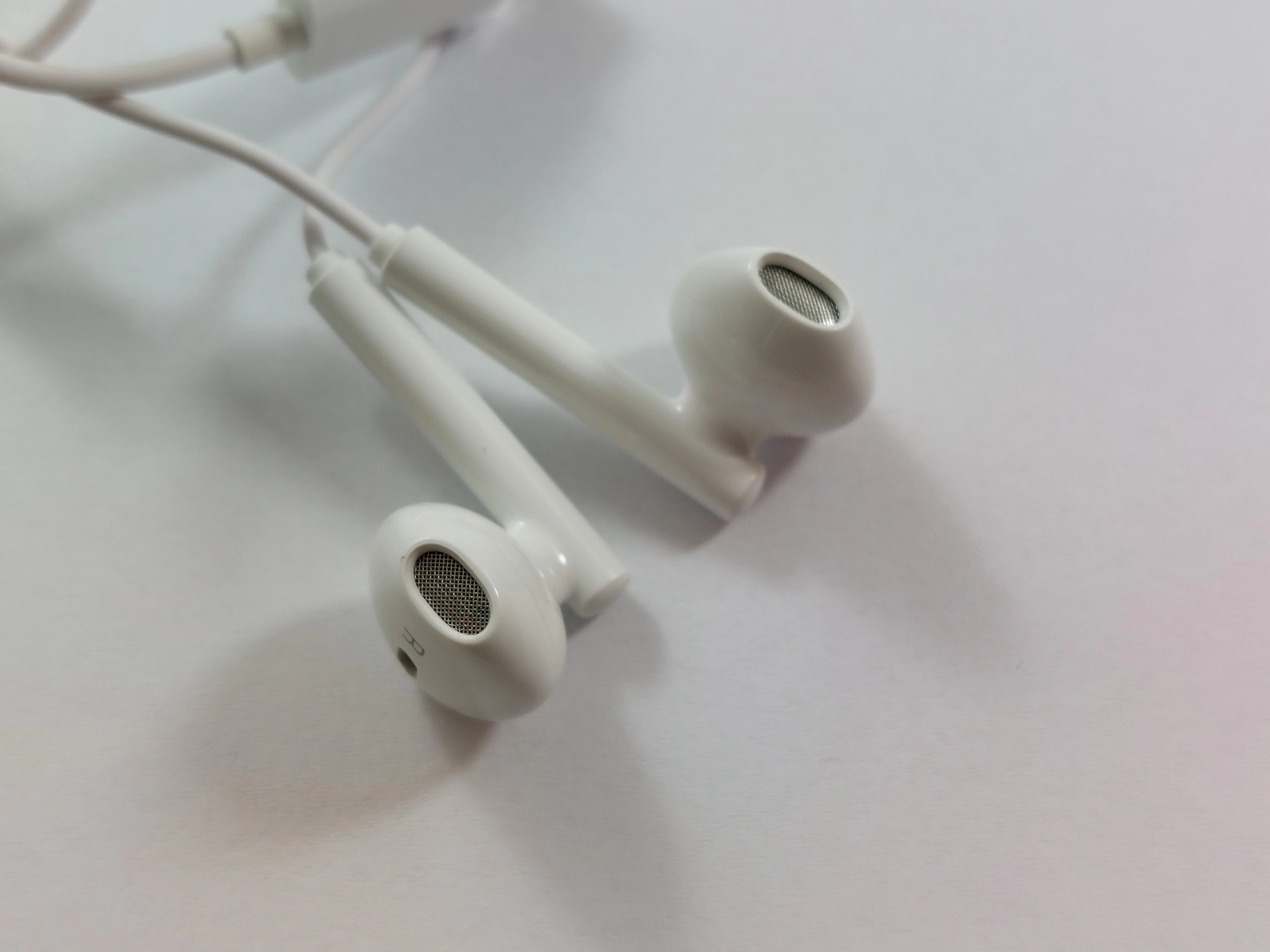 sluchawki-douszne-biale-usb-c-kolor-dominujacy-129357-2