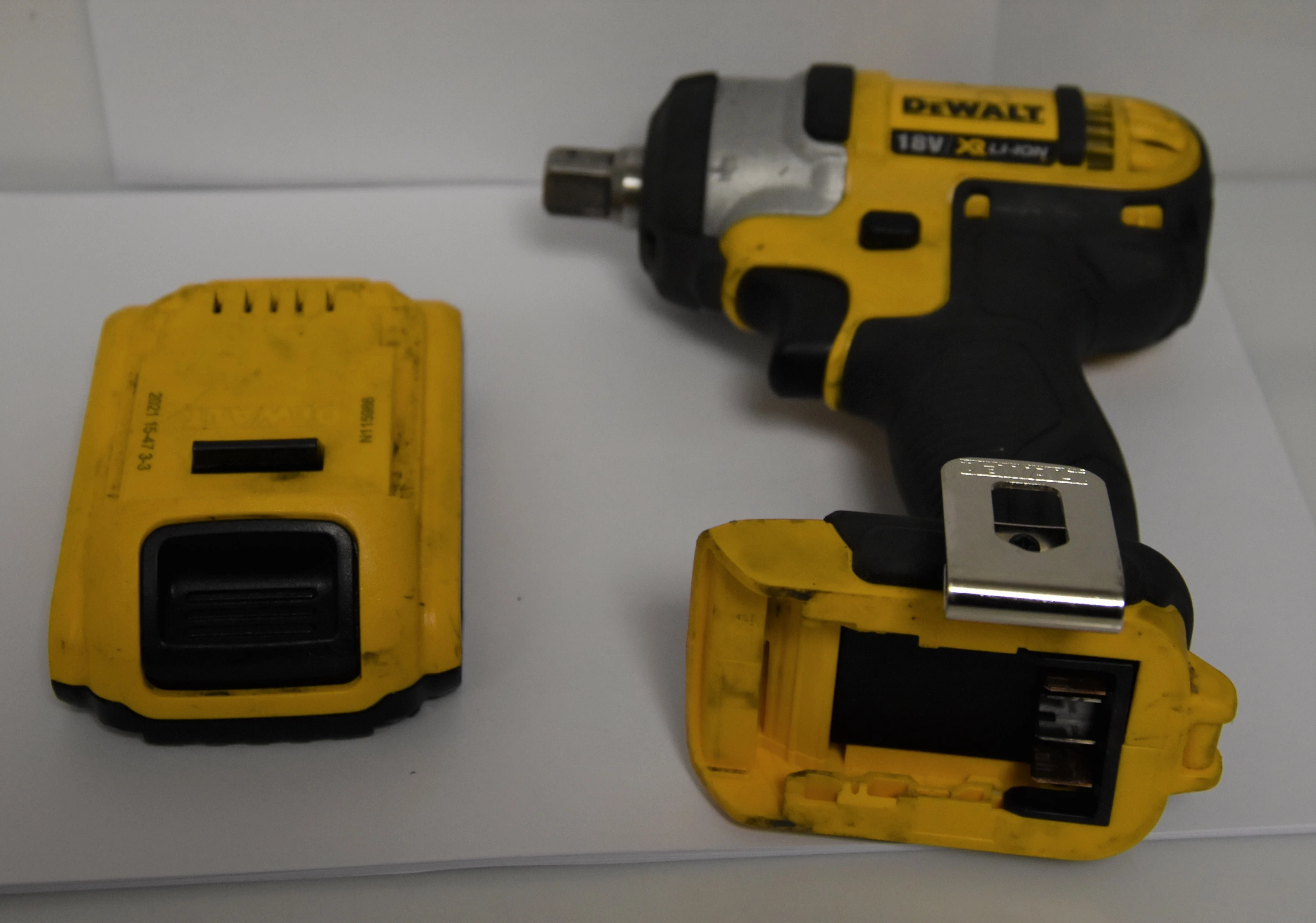 dewalt-dcf880-klucz-udarowy-zakretak-18v-dcb183-marka-dewalt