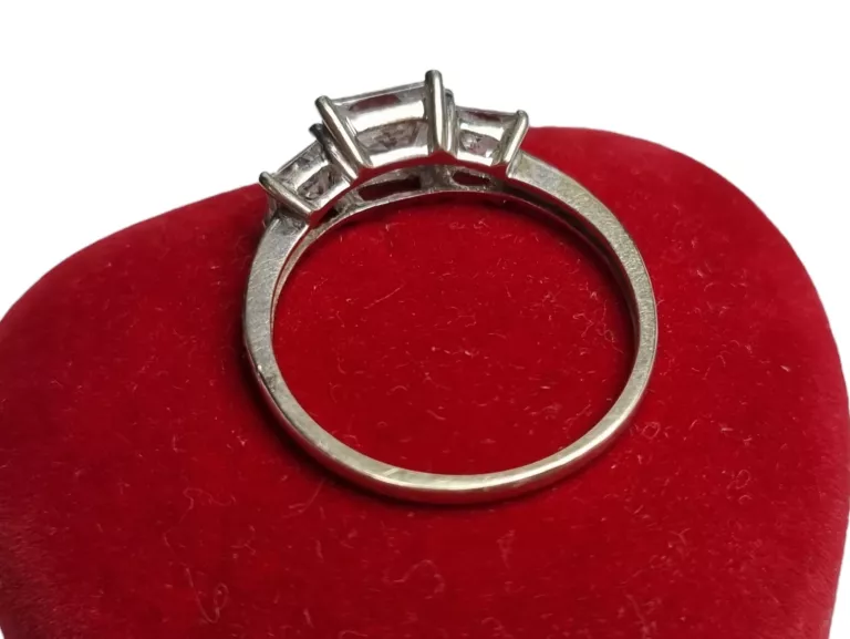 pierscionek-z-bialego-zlota-9ct-material-15835-2