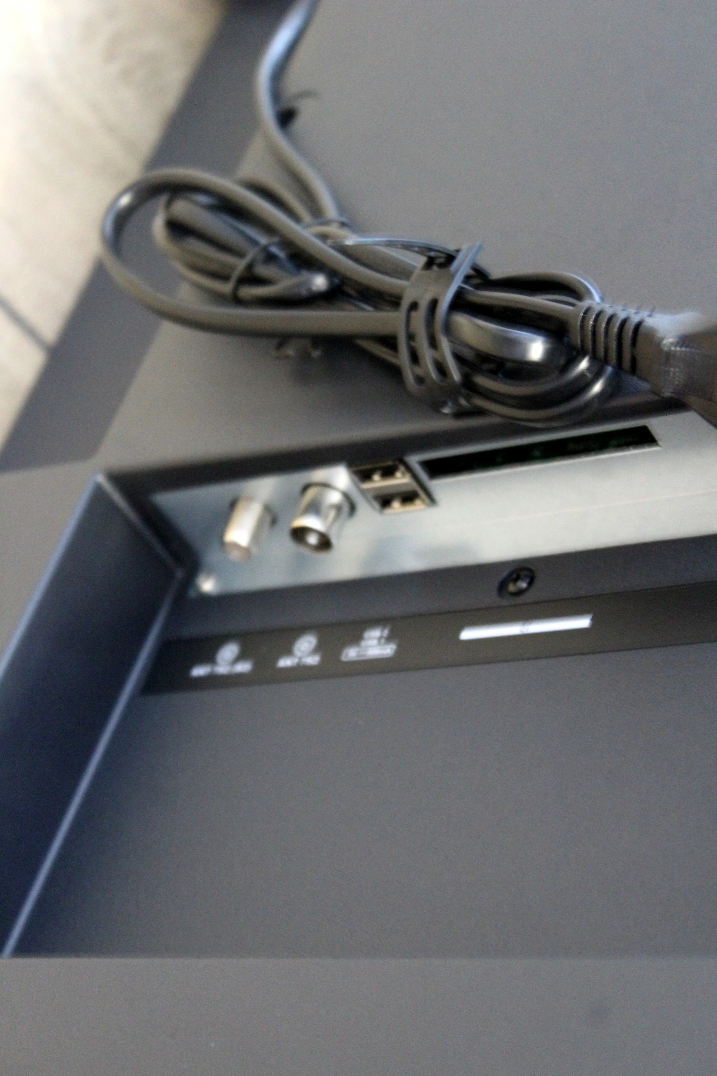 telewizor-qilive-q65ua211b-4k-uhd-przekatna-ekranu-cale-65