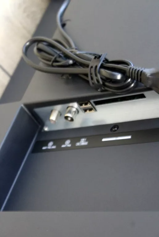 telewizor-qilive-q65ua211b-4k-uhd-przekatna-ekranu-cale-65