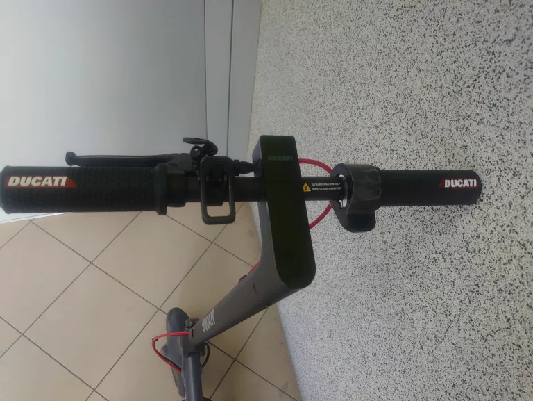 hulajnoga-elektryczna-ducati-pro-1-evo-jak-nowa-marka-ducati