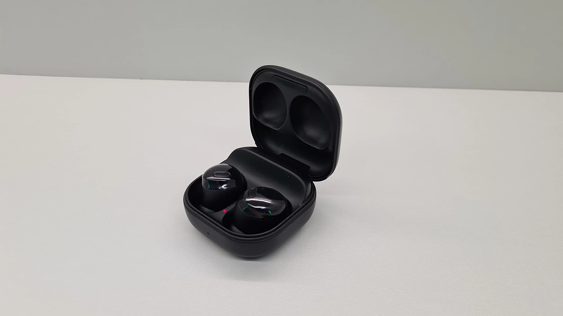 sluchawki-samsung-galaxy-pro-buds-kolor-dominujacy-czarny