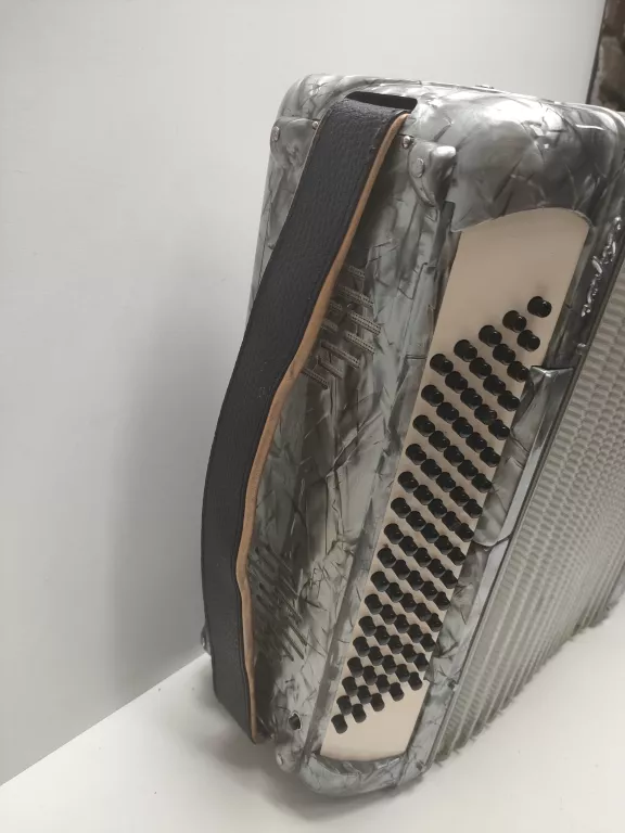 akordeon-sonola-w-pokrowcu-stan-uzywany