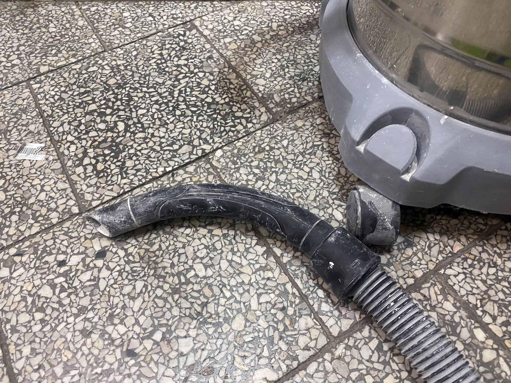 odkurzacz-przemyslowy-dedra-6602-orurowanie-informacje-dodatkowe-gniazdko-do-podlaczenia-elektronarzedzi