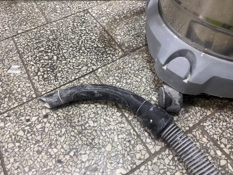 odkurzacz-przemyslowy-dedra-6602-orurowanie-informacje-dodatkowe-gniazdko-do-podlaczenia-elektronarzedzi