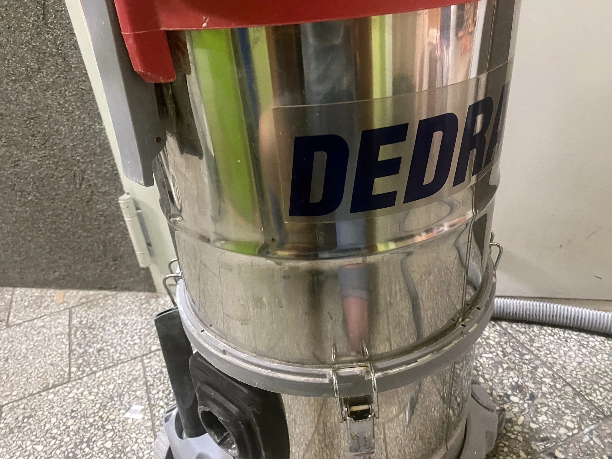 odkurzacz-przemyslowy-dedra-6602-orurowanie-pojemnosc-zbiornika-20