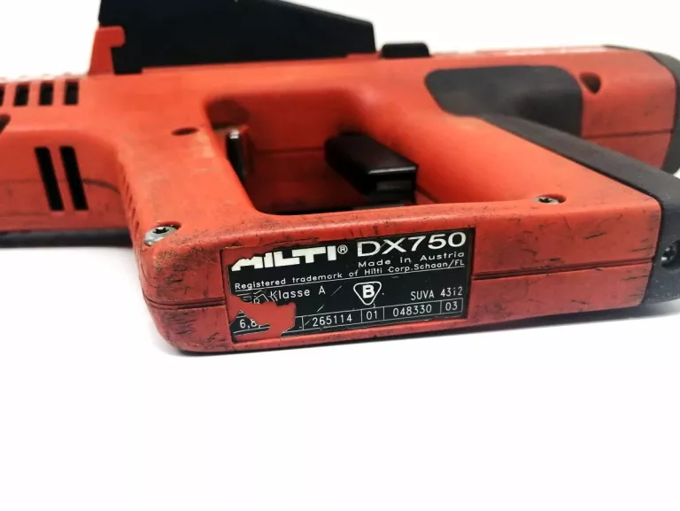 OSADZAK / GWOŹDZIARKA HILTI DX 750