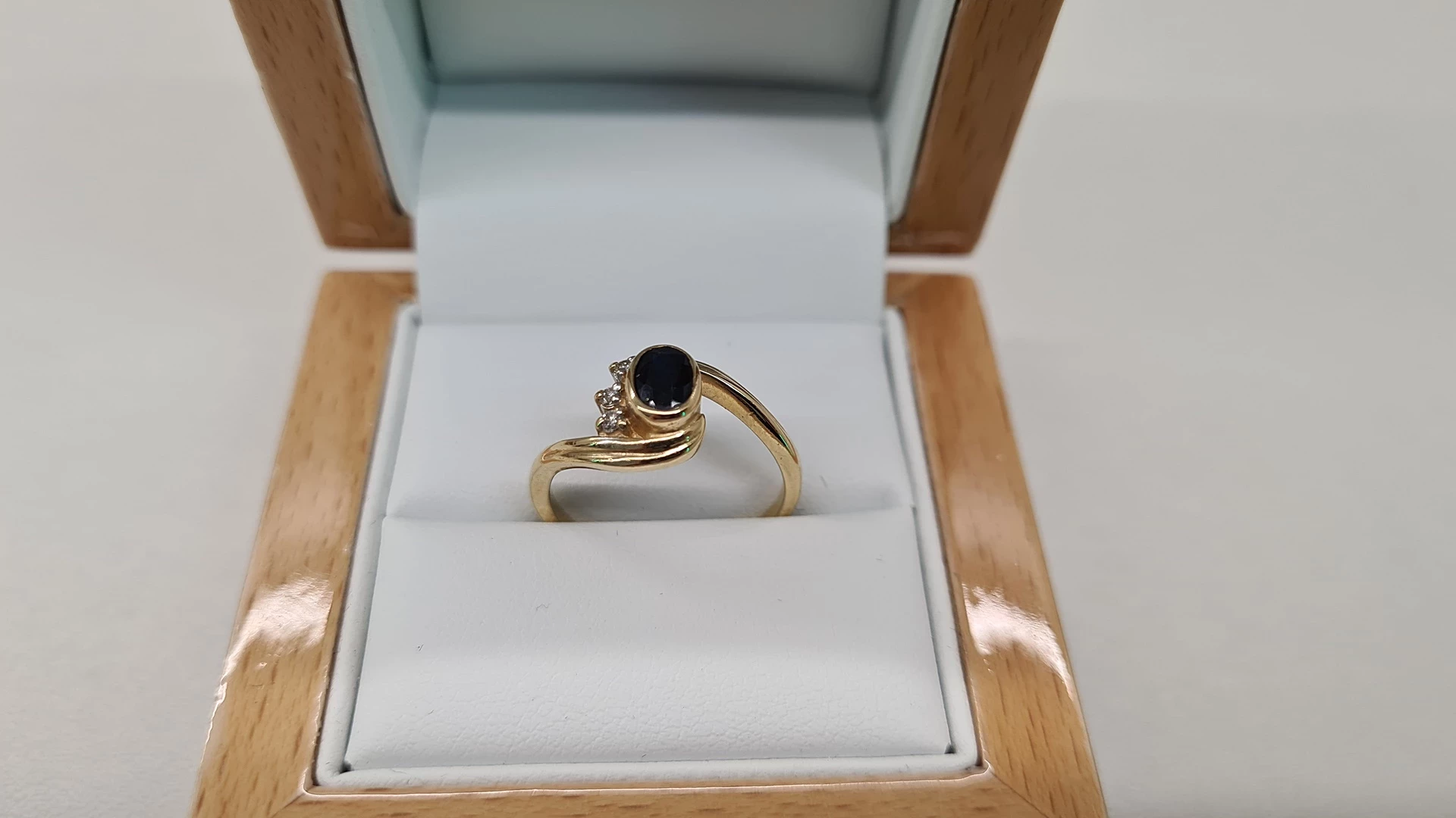 zloty-pierscionek-z-brylantami-283-g-585-material-15835-1