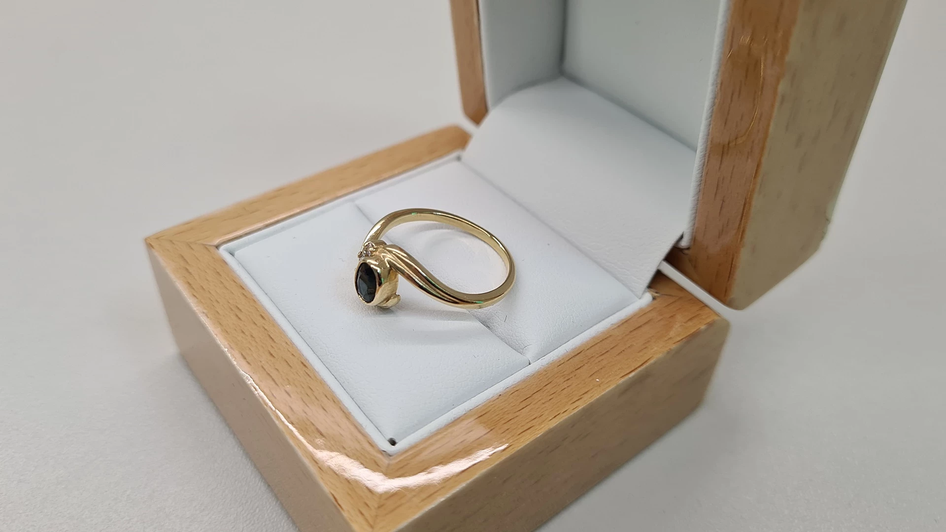 zloty-pierscionek-z-brylantami-283-g-585-waga-283