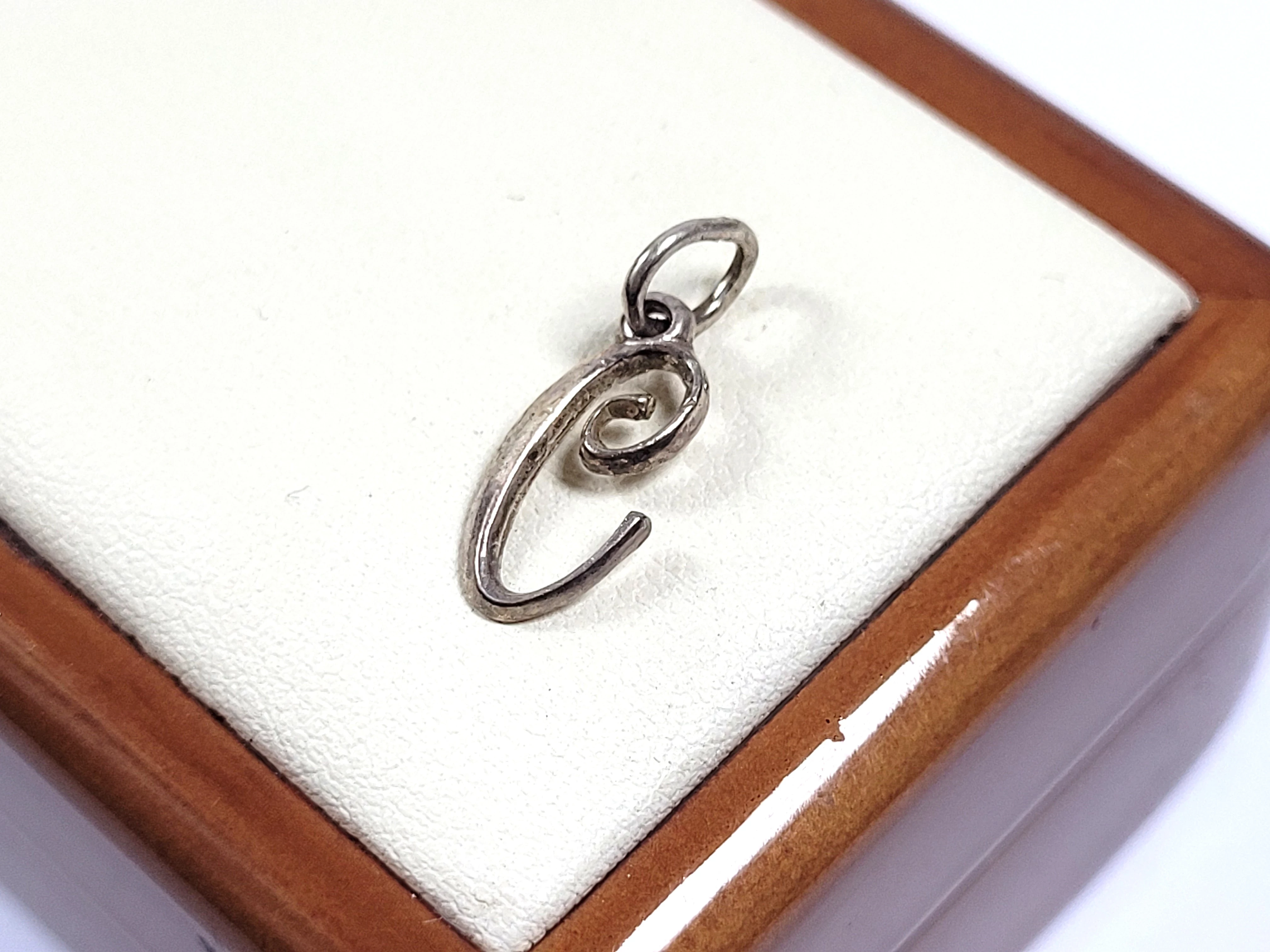 piekna-srebrna-zawieszka-literka-c-056g-925-stan-11323-2