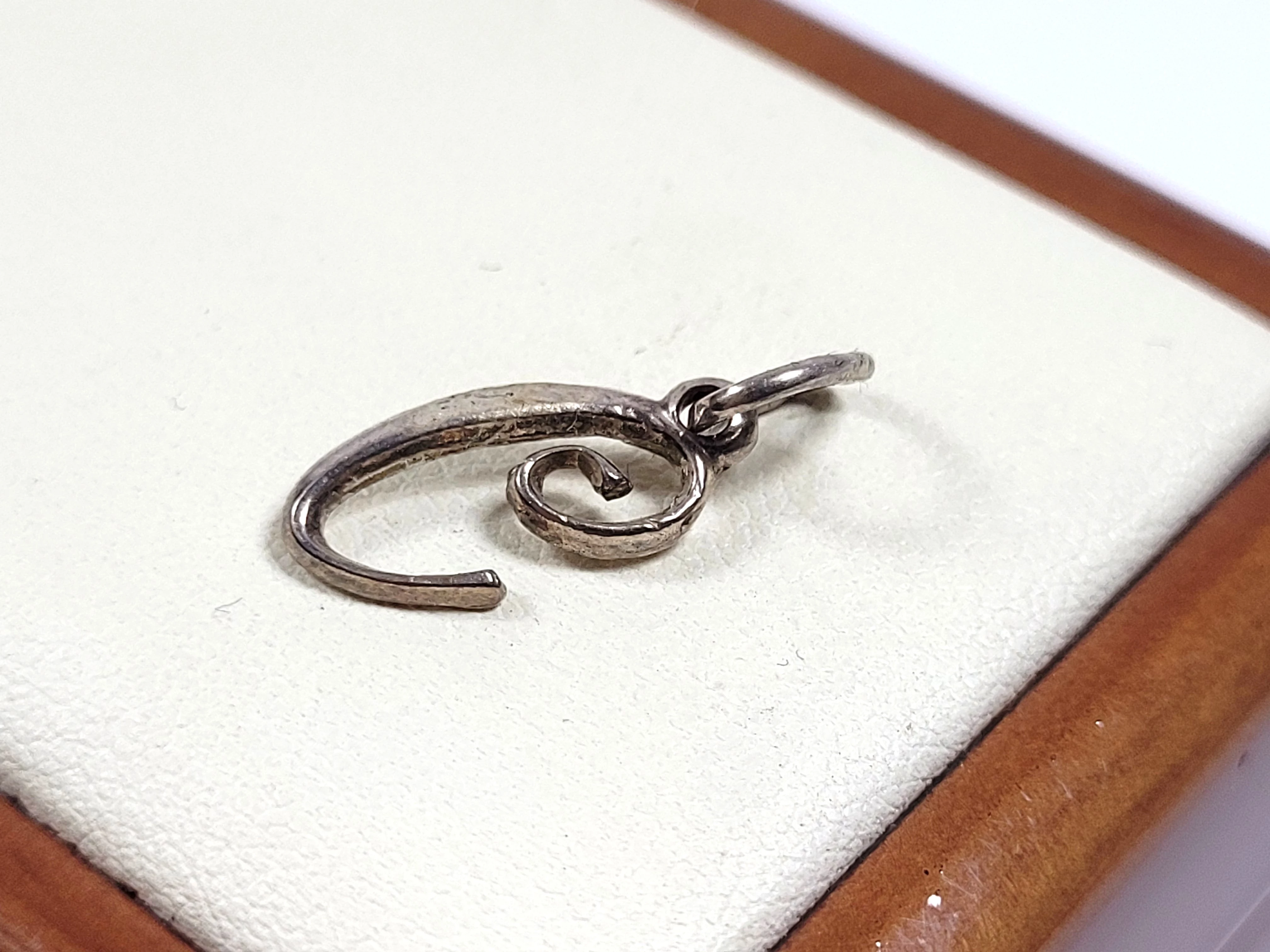 piekna-srebrna-zawieszka-literka-c-056g-925-zamkowa-19-wegorzewo