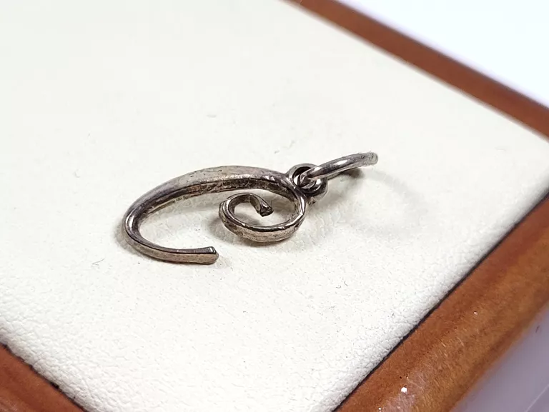 piekna-srebrna-zawieszka-literka-c-056g-925-zamkowa-19-wegorzewo